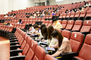 ศูนย์ภาษา คณะศิลปศาสตร์ จัดอบรมเพื่อยกระดับทักษะภาษาอังกฤษ ตามมาตรฐาน CEFR B1  English for Undergraduates (นิสิตรหัส 62) 17-18 ตุลาคม 2565