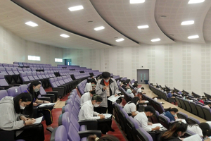 ศูนย์ภาษา คณะศิลปศาสตร์ จัดอบรมให้ความรู้ภาษาอังกฤษและจัดสอบวัดระดับทางภาษา สำหรับนิสิตคณะศิลปศาสตร์ สาขาวิชาภาษาอังกฤษ เพื่อสำเร็จการศึกษา UP-STEP (C1)